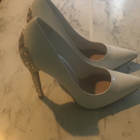 Shoes - White and gold metal details heels